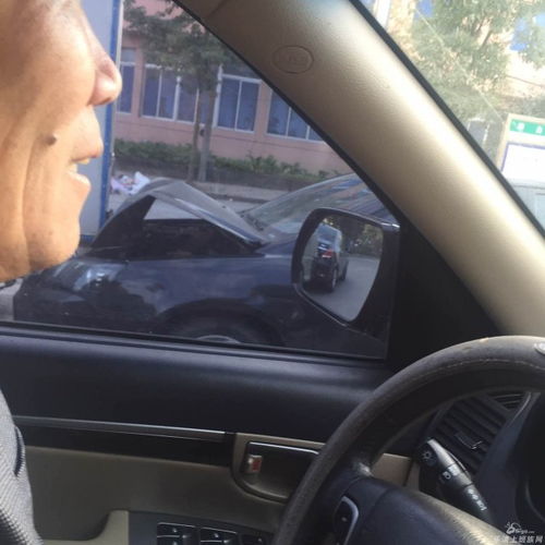 惊魂一幕！奔驰司机别停前车，竟用高尔夫球杆狂砸，警方介入调查